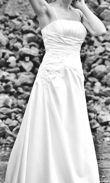 Piękna skromna i elegancka suknia ślubna 'Nettare' z salonu Margarett